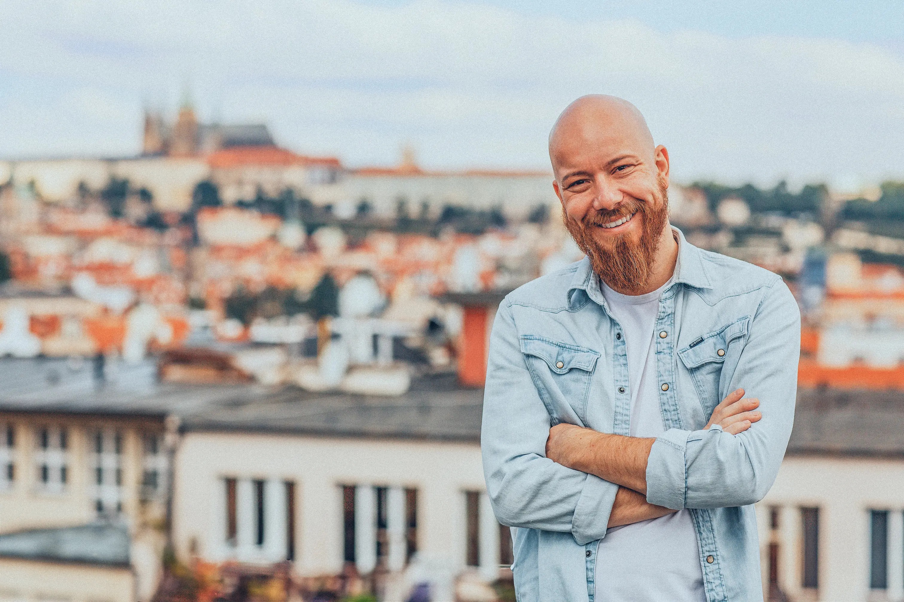 Robert Sládek, český e-commerce podnikatel, na pozadí Pražský hrad